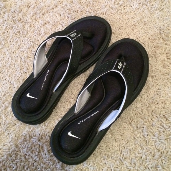 Black Nike Flips Flops