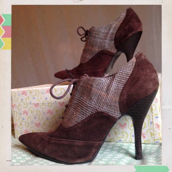 🎉SALE🎉Guess Lace-up Booties size 8