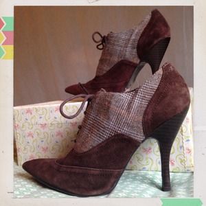 🎉SALE🎉Guess Lace-up Booties size 8