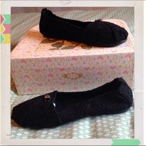 🎉SALE🎉NWOT Black crocheted Flats Size 8.