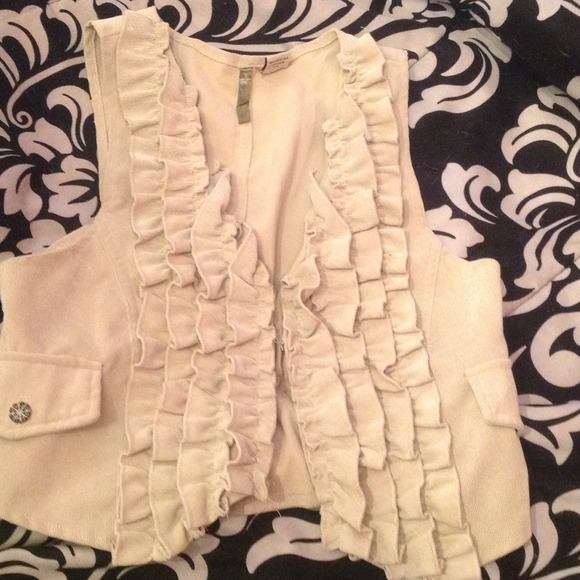This is a very cute ruffled vest. - Picture 1 of 1