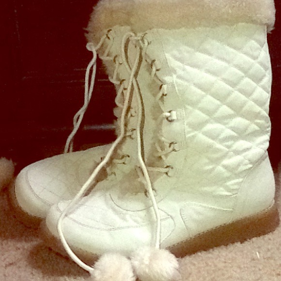 MUDD Quilted White Snow Boots!