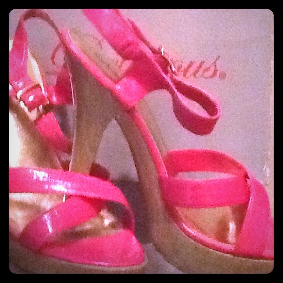 Delicious Brand hot pink sandal pumps