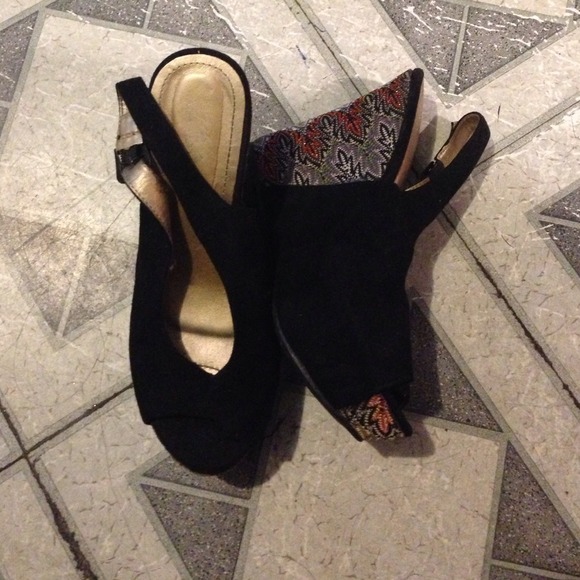 Open toe retro black wedges