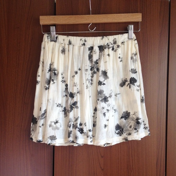 {SOLD} Brandy Melville floral print skirt
