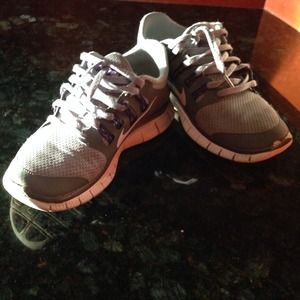Nike kids free runs size 4
