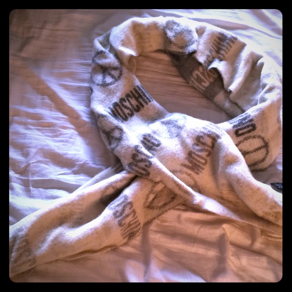 100%auth Moschino wool scarf