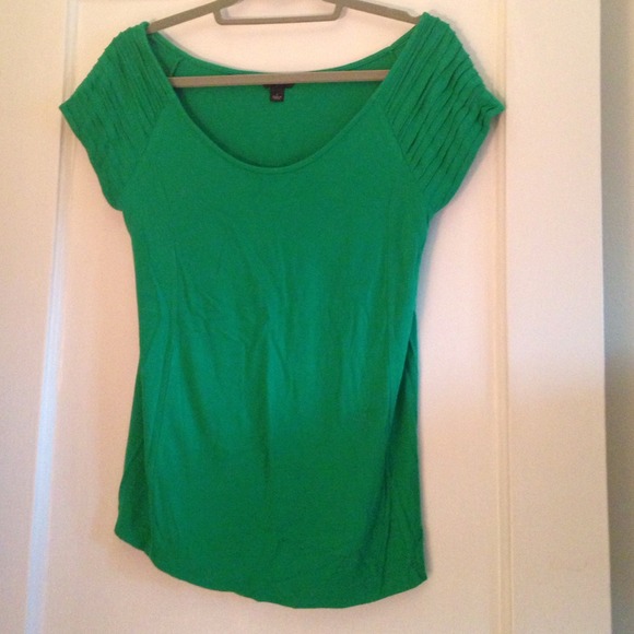 ❌❌Vibrant, emerald green shirt❌❌ sold in  bundle