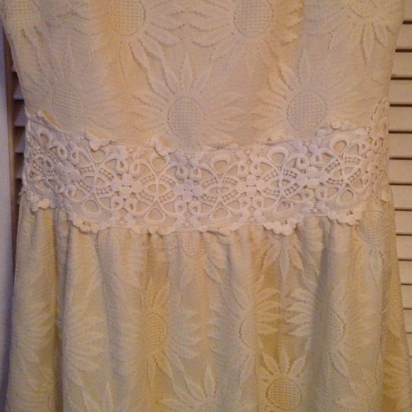 Jun and Ivy Off White Lace Dreas - Picture 2 of 4