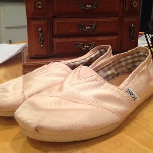 Light pink TOMS