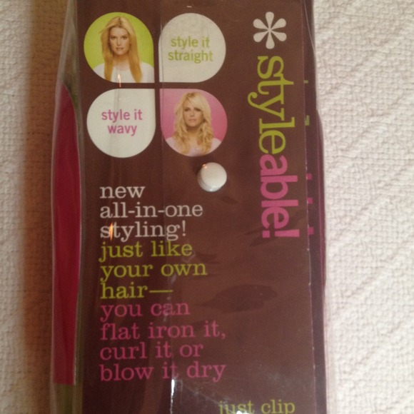 *SOLD*20" Clip-in Synthetic Hair Extensions - Picture 4 of 4