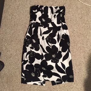 Express Black & White Flower dress WITH POCKETS