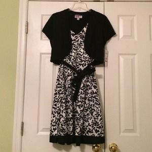 Sleeveless dress w sweater.