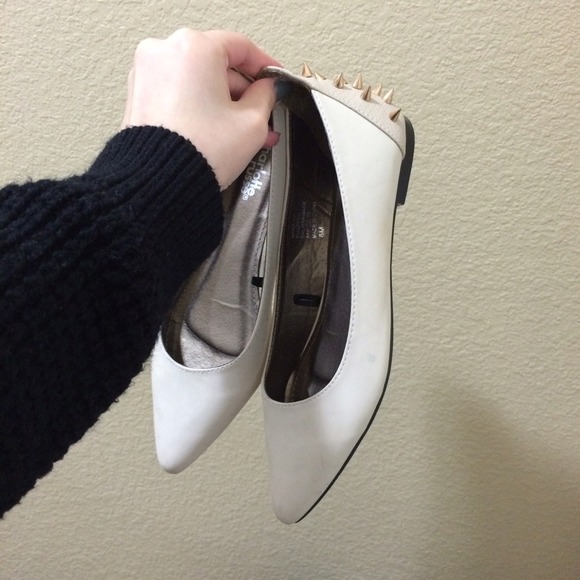 CREAMY POINTED FLATS