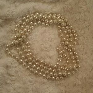 Long pearl necklace (costume)