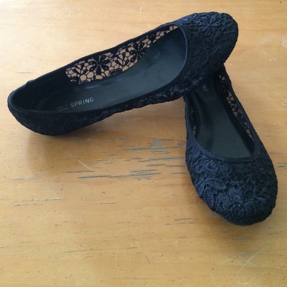 Black lace flats