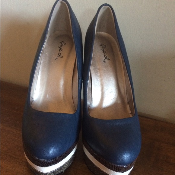 Qupid Navy Pumps w/ Ivory and brown stripe size 7