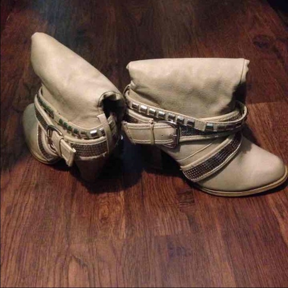 Beautiful boots from Buckle