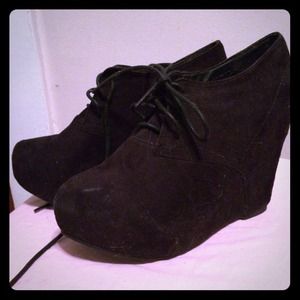 NWOB Black platform wedge bootie