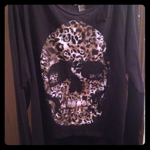 ❌❌On Hold❌❌ black long sleeve skull shirt.