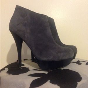 Blue velvet texture booties, good conditions.