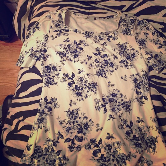 ⬇️ PRICE REDUCED NWOT White with blue flowers top