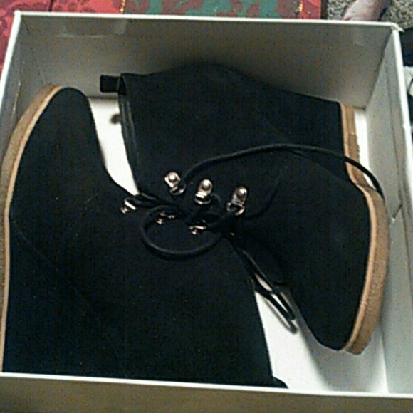 Shoes - Picture 2 of 4