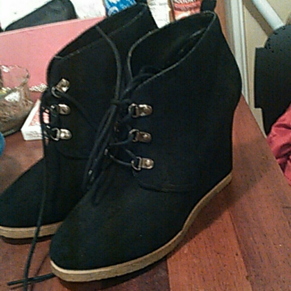 Shoes - Picture 3 of 4