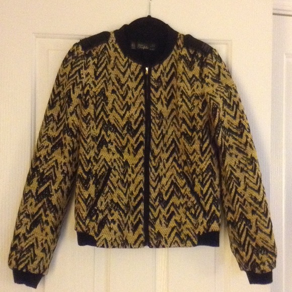 ZARA: Zip-up Jacket w/Shoulder Detail