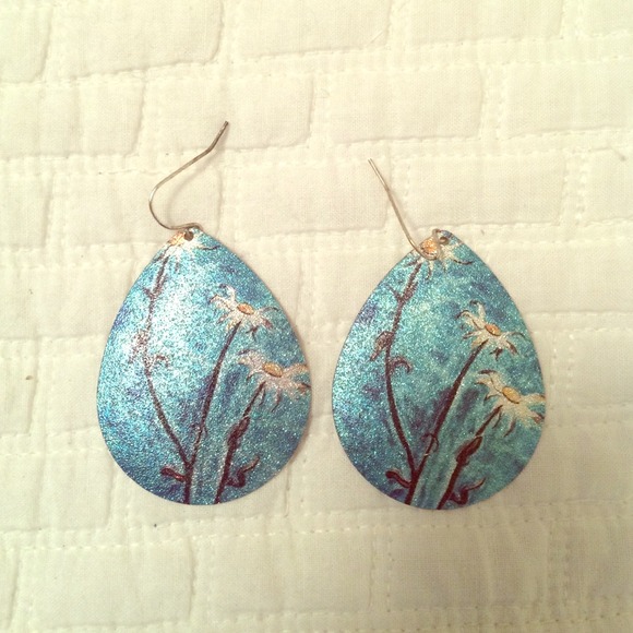 Blue earrings with white daisy's