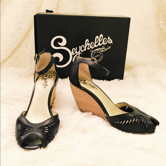 Seychelle "Chirp" Black Leather Sandal