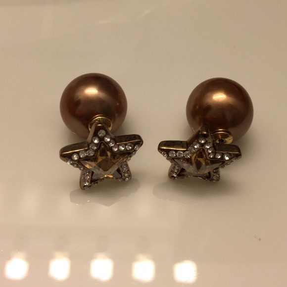 Front to back reversible fashion earrings