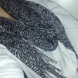 2 Scarfs