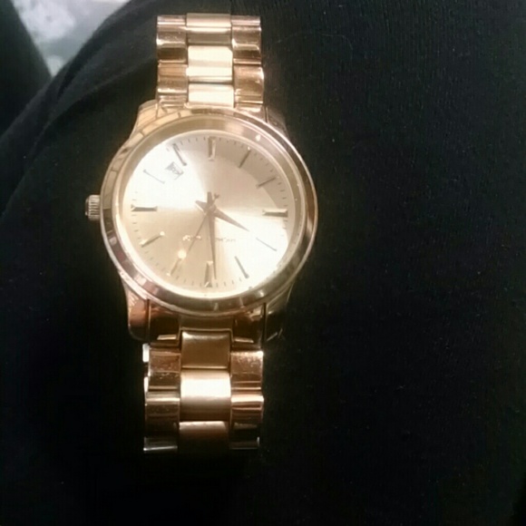 Women's Gold Michael Kors Watch battery died - Picture 4 of 4