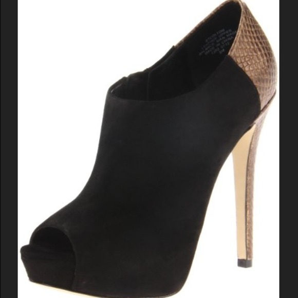 Super Sexy Super Chic Black/Gold Pump