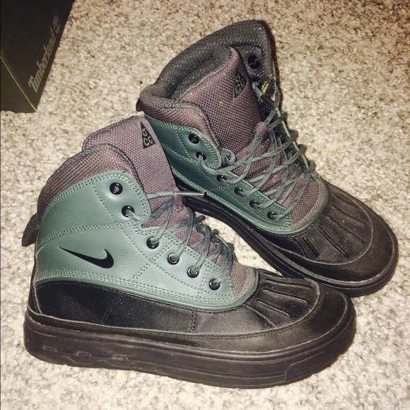 Nike sneaker boot