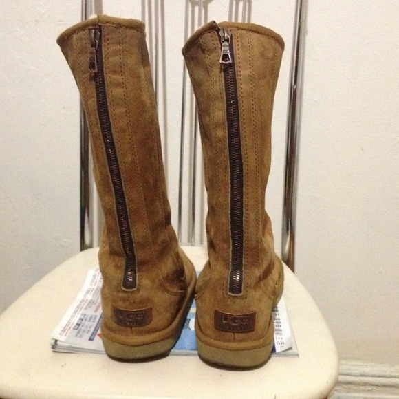Ugg boot with zipper