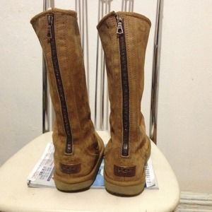 Ugg boot with zipper