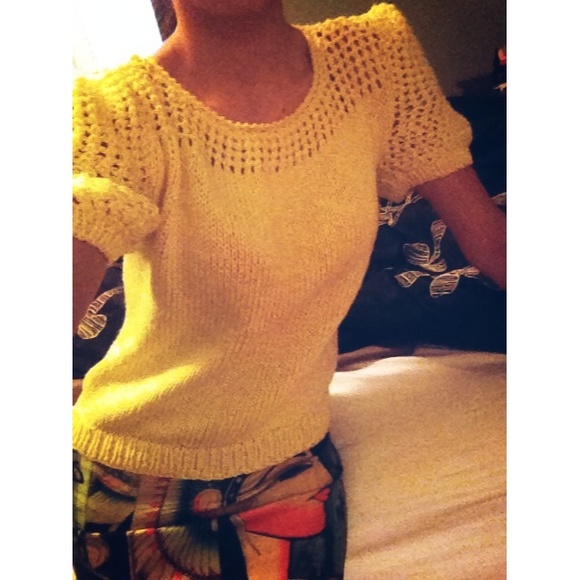 ☀️🌺 Yellow Sweater - Picture 4 of 4