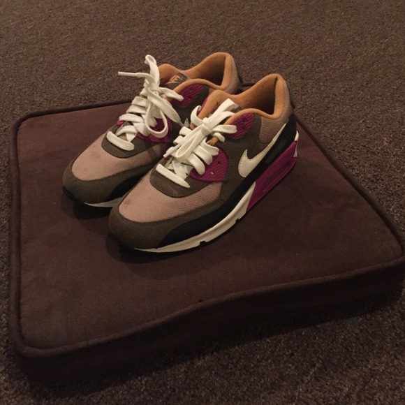 BUNDLE! RARE NIKE AIR MAX 90 and DEANDRI