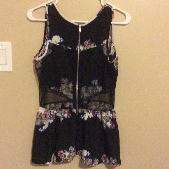 🌺FloralTop🌺 SOLD - Picture 2 of 2