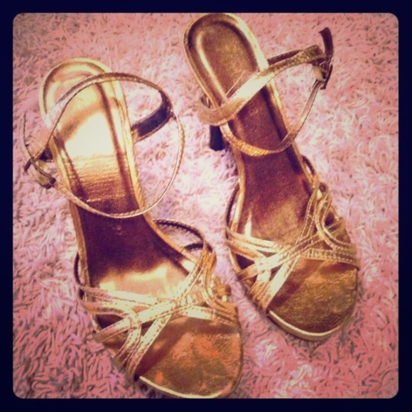 ‼️SOLD‼️Gold heels