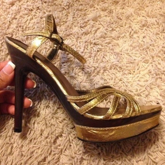 ‼️SOLD‼️Gold heels - Picture 2 of 3