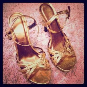 ‼️SOLD‼️Gold heels