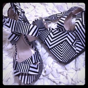 Cute black/white pattern wedges!! Brand new!
