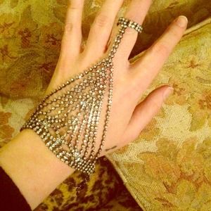 🕷BNWT Glitzy ring to wrist bracelet. Stretch ring