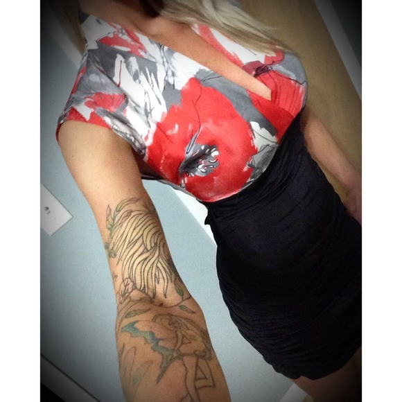 😍Hot fitted dress with a print top that laces😍