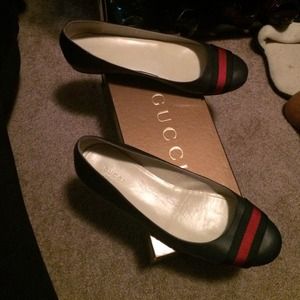 Navy Gucci flats w/ red stripe