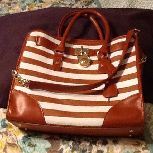 Michael Kors Handbags - Michael kors bag exc cond