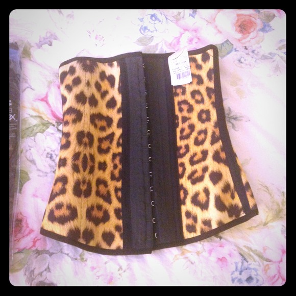 Little Tiny Waist. ** BUNDLED WITH INFINITY SCARD